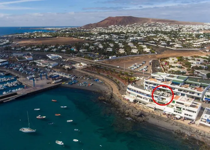 Sea Breeze Ocean View דירה